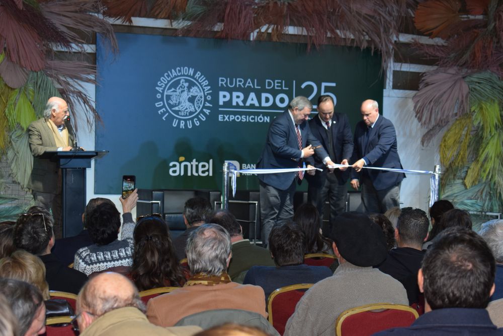 Rafael Ferber, al centro, en el corte de cinta para inaugurar la Expo Rural del Prado, acompañado por el intendente Mario Bergara y el director de Exposiciones, Rodrigo Granja.