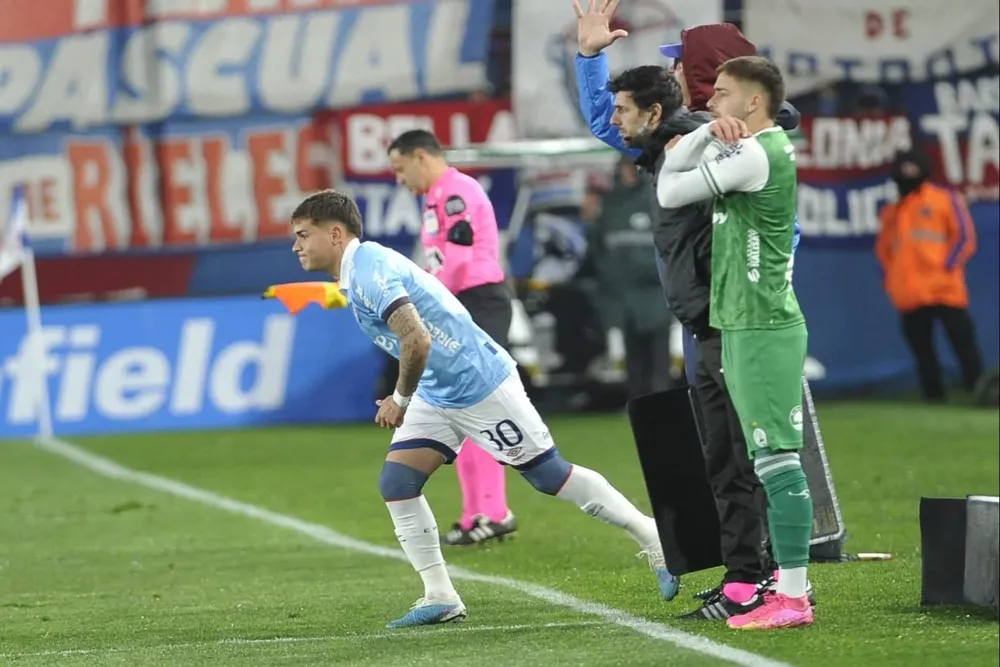 Ayala marcando a Castro, de pobrísimo partido