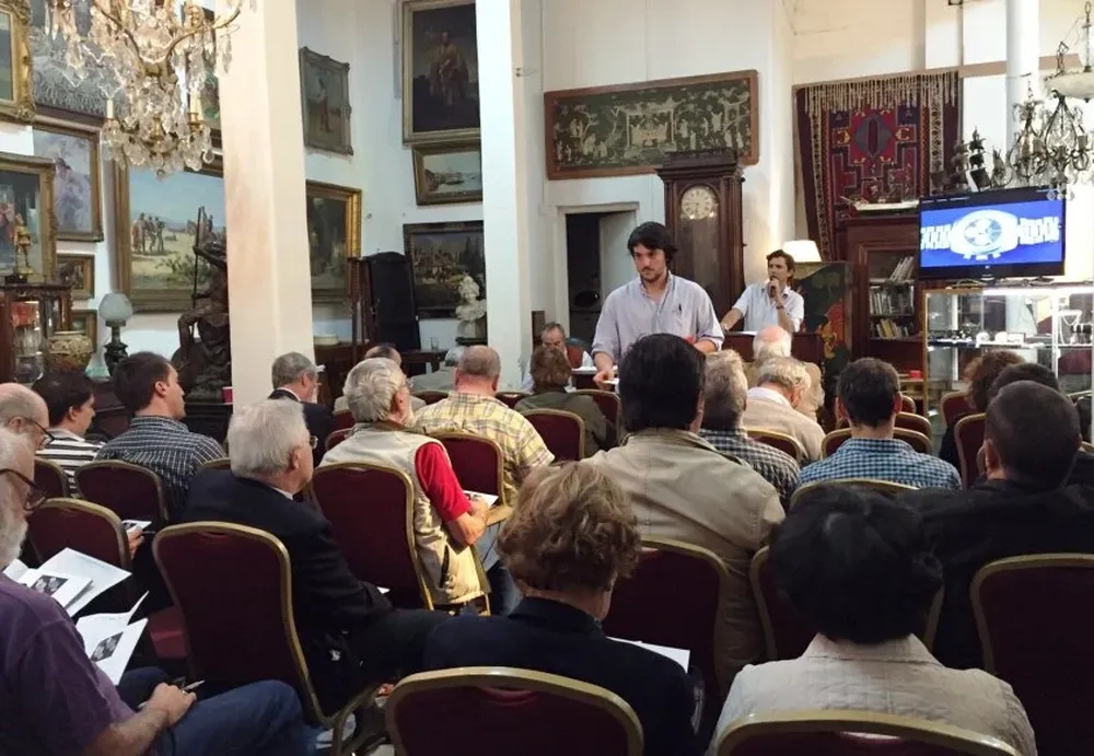 Sebastián Zorrilla subastando una de las piezas en el remate de alhajas modernas y antiguas