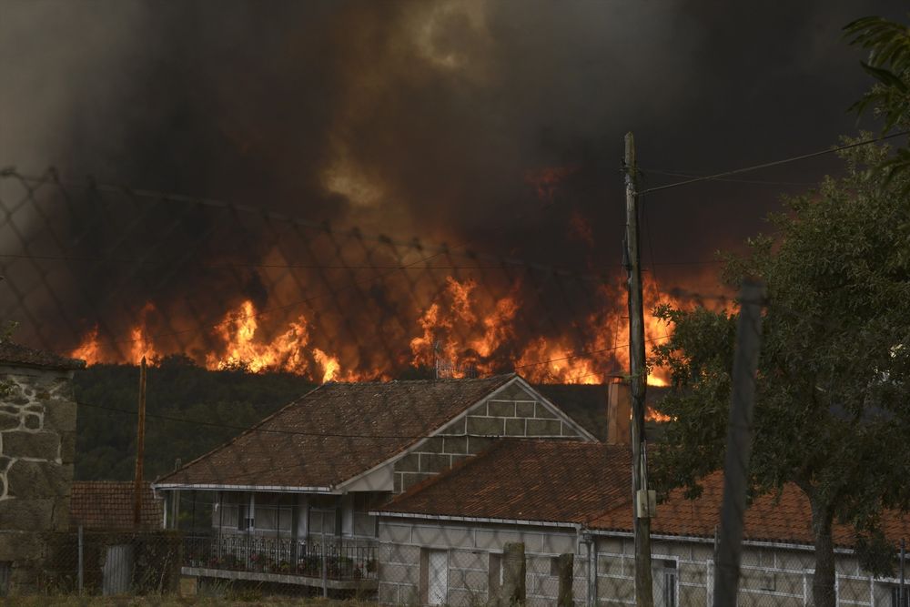 Incendio forestal se acerca a Vilela, a 15 de agosto de 2025, en Vilela, Cualedro, Monterrei, Ourense, Galicia