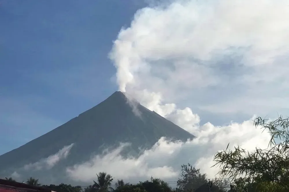 El Mayón se encuentra a 330 kilómetros de Manila, y está considerado uno de los más impredecibles de los volcanes de Filipinas