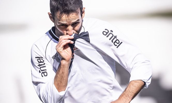 Camilo Mayada celebra uno de sus goles para Danubio ante Cerro por el Torneo Clausura