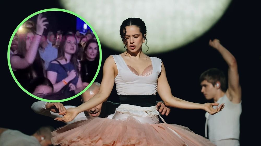 La reina Letizia junto a sus hijas, la princesa Leonor y la infanta Sofía en el concierto de Rosalía.
