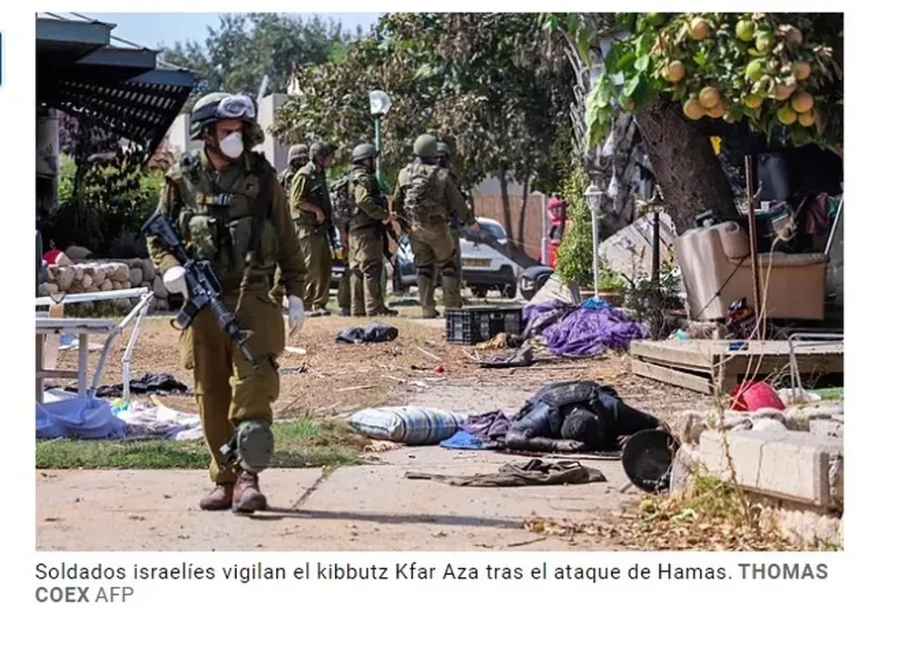 Soldados Israelíes recorren el kibutz de Kfar Aza, sitio de la masacre.