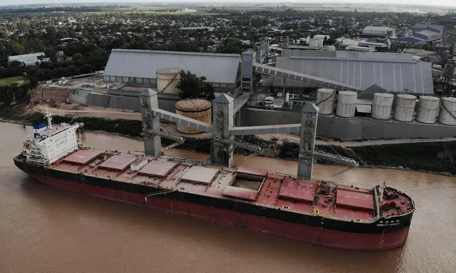 Mercado de granos: embarque de soja en San Lorenzo, al norte de Rosario, en Argentina.