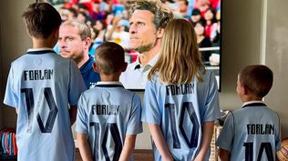 Los cuatro hijos de Diego Forlán con la camiseta de la selección uruguaya viendo a su padre en el televisor en el partido ante Corea del Sur&nbsp;