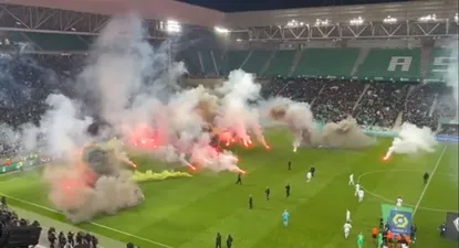 Los aficionados de Saint Etienne llenaron de bengalas el césped de su estadio antes del partido ante Angers, para que renunciara el técnico