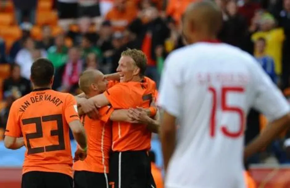 Holanda festeja y Poulsen (15) lo sufre.