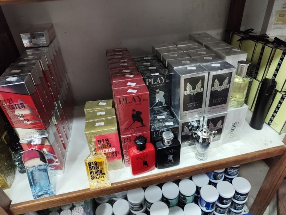 Otros de los perfumes incautados por Aduanas