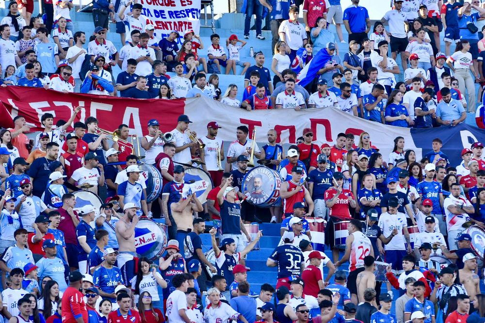 Hinchas de Nacional en la Colombes