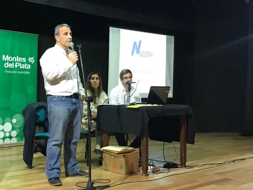 Alejandro Evia, de Nidera, junto a Mariana Flores y Martín Rodríguez, de Montes del Plata.