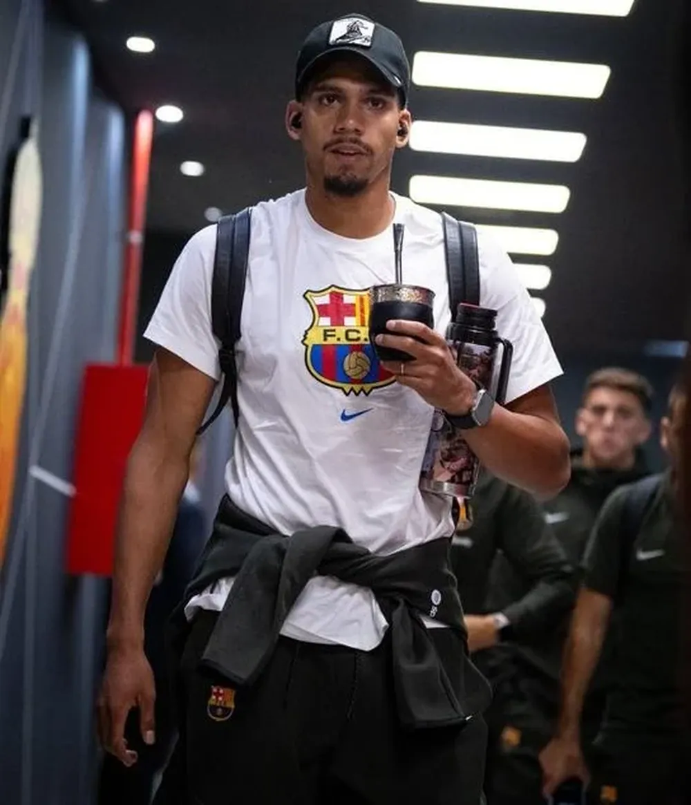 Ronald Araujo llegando al estadio