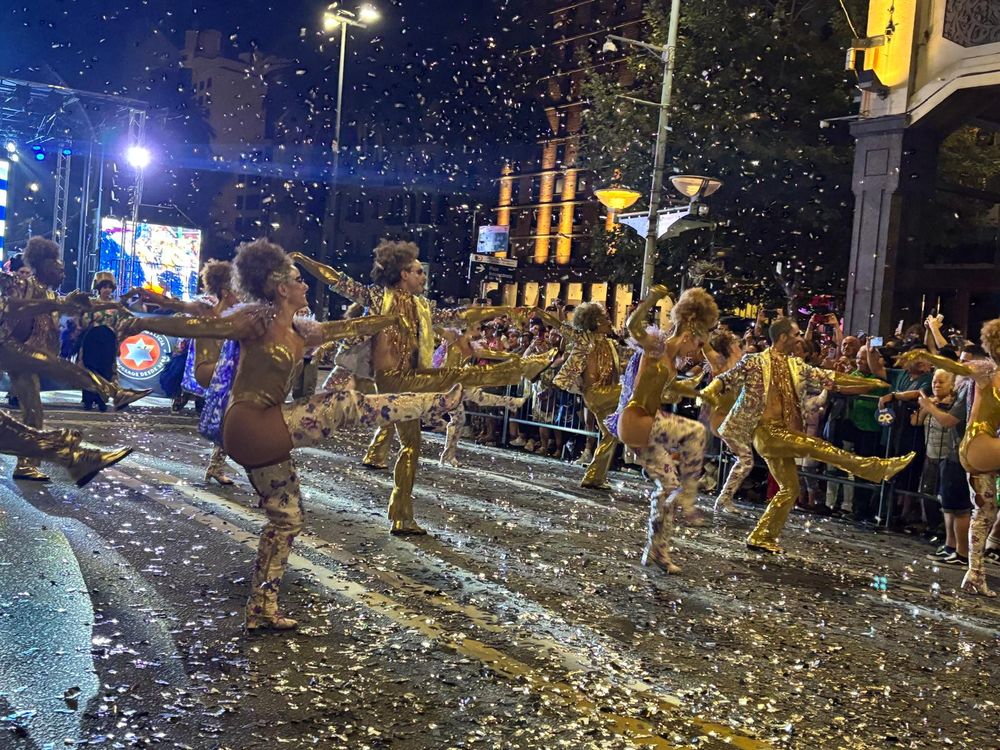 Integrantes de la revista La Compañía: mejor conjunto de su categoría y mejor cuerpo de baile.