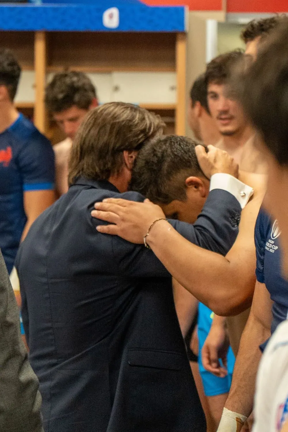 Luis Lacalle Pou en el vestuario de Los Teros en el Mundial de Rugby de Francia