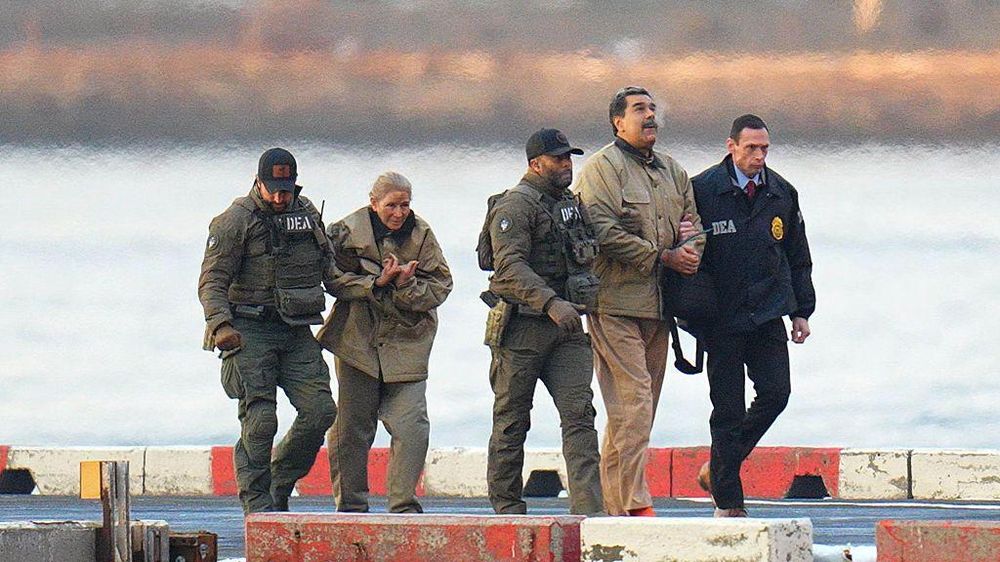 Nicolás Maduro y su esposa Cilia Flores tras aterrizar en un helipuerto de Manhattan. Ambos fueron esposados y escoltados por agentes federales fuertemente armados en su traslado a la corte federal de Nueva York.