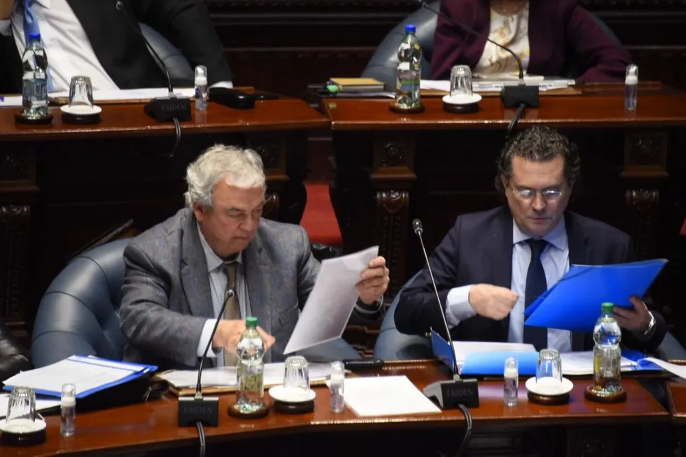 El ministro Luis Alberto Heber responde en el llamado a sala