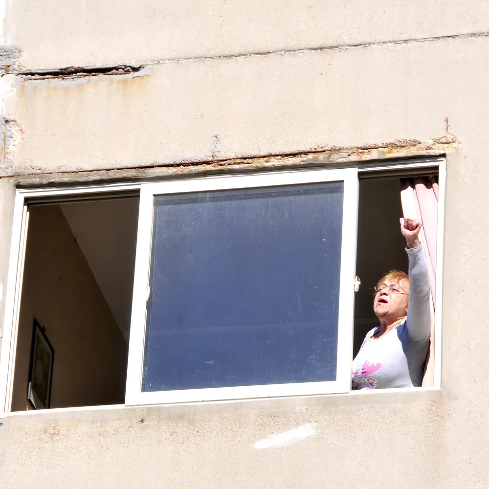 Hija de la anciana gritaba: ¡Hoy no nos vamos!