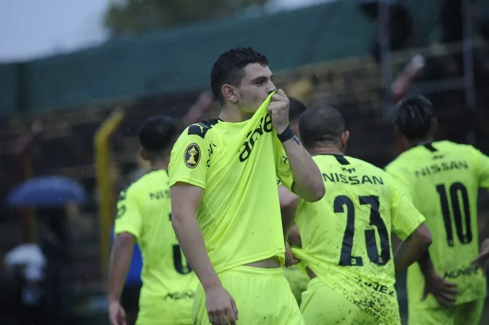 Álvarez Martínez celebra el 2-0 ante Progreso que convirtió de tiro libre
