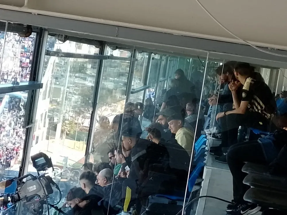 Valentín Rodríguez en uno de los palcos junto a compañeros del equipo y dirigentes