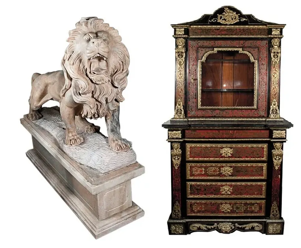 Escultura de mármol con base rectangular y una vitrina Napoleón III Boulle, en madera ebanizada