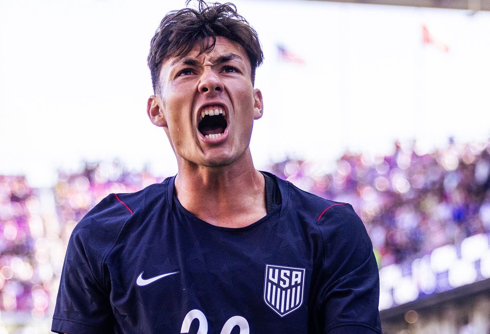 Justin Ellis celebró en su debut su gol para Estados Unidos, con la selección uruguaya a la espera