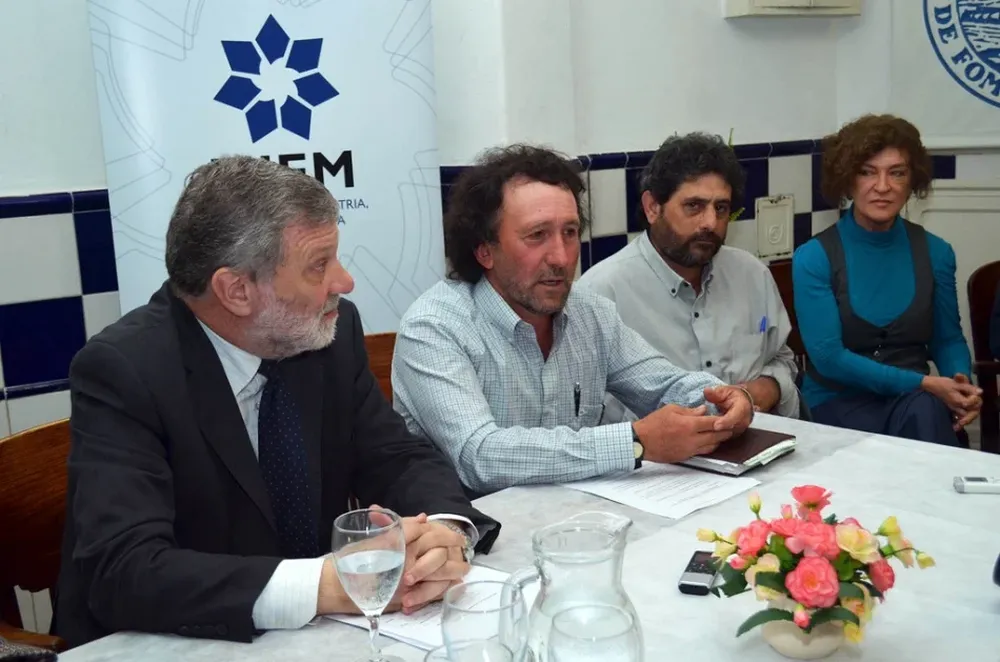 Ministro Roberto Kreimerman, Mario Buzzalino, Fernando. López y Ec. Mónica Barriola, durante la firma de los convenios