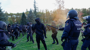 Caos y detenidos por una protesta proetarra que atacó a un periodista, tras la suspensión de un acto de Vito Quiles en la Universidad de Navarra Caos y detenidos por una protesta proetarra que atacó a un periodista, tras la suspensión de un acto de Vito Quiles en la Universidad de Navarra