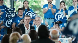 El presidente del Partido Popular, Alberto Núñez Feijóo (d), y el presidente del PP vasco y candidato del partido a Lehendakari, Javier de Andrés (i).
