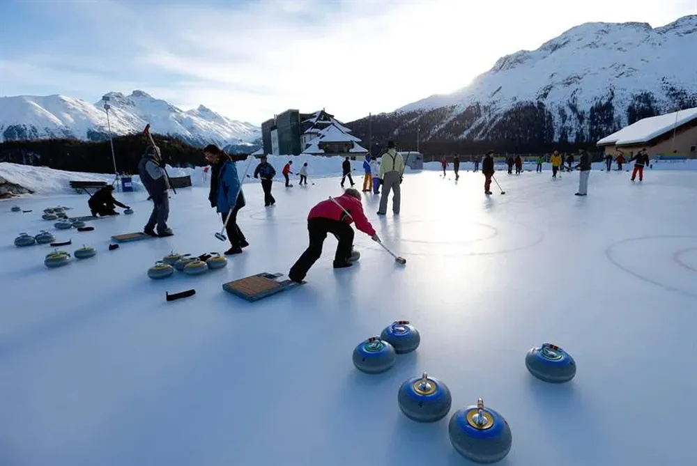 Suiza- Aficionados practican Curling en St. Moritz