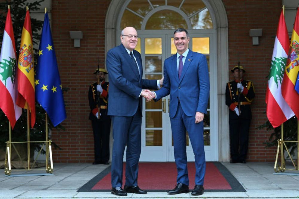 Pedro Sánchez y el primer ministro libanés, Najib Mikati, en un encuentro en Madrid