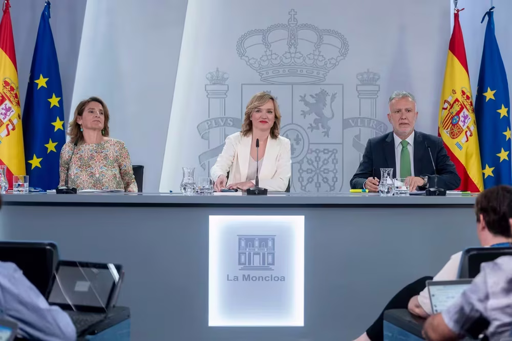 La vicepresidenta tercera y ministra para la Transición Ecológica y el Reto Demográfico, Teresa Ribera; la ministra Portavoz y ministra de Educación y Deportes, Pilar Alegría y el ministro de Política y Memoria Democrática, Ángel Víctor Torres