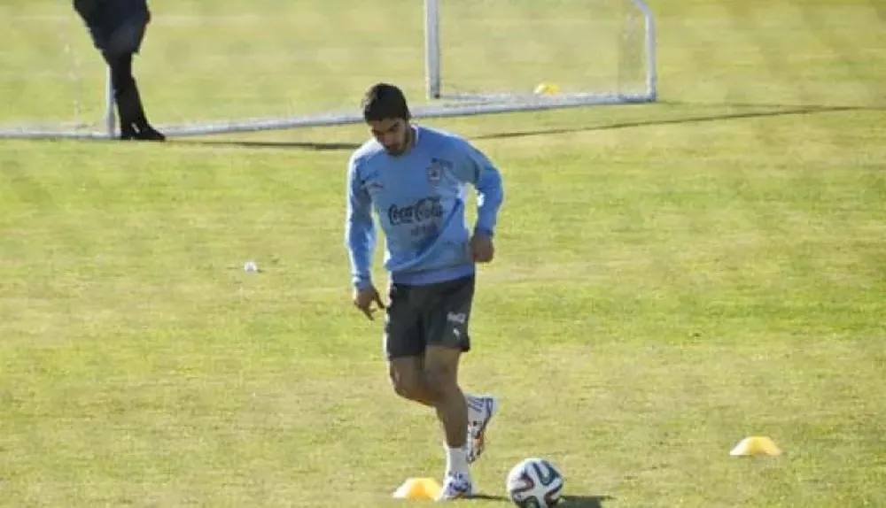 Luis Suárez y su amiga, la pelota