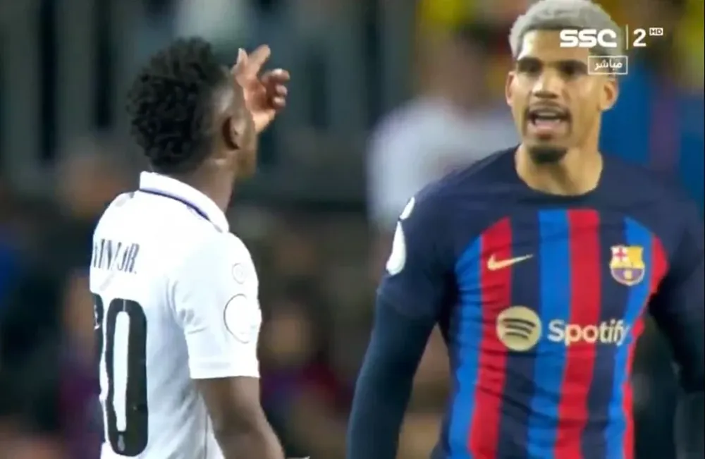 El cruce de Araujo y Vinicius