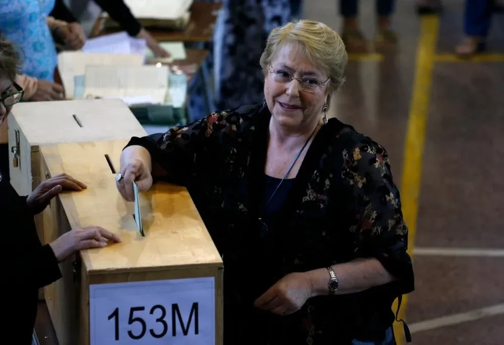 La presidenta de Chile  Michelle Bachelet votó este domingo en la mañana en Santiago de Chile.