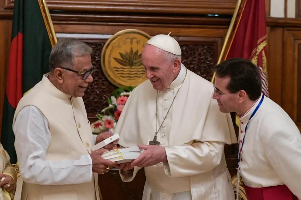 Francisco, con el presidente de Bangladés, Abdul Hamid