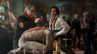 Guillermo del Toro, durante la filmación de una de las escenas de `Frankenstein.´