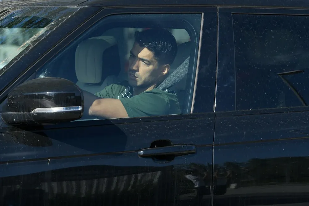 La llegada de Luis Suárez al complejo de Barcelona para los controles por el coronavirus