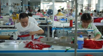 A los trabajadores se les paga por pieza. Por una camiseta básica pueden llegar a ganar menos de US$1.