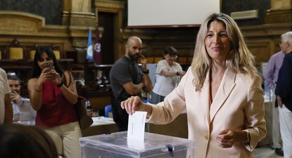 La líder de Sumar, Yolanda Díaz, vota en el 9J en un colegio electoral de Madrid. EFE