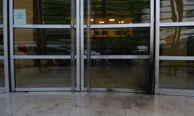 Puerta principal del diario Clarín tras ataque con bombas molotov