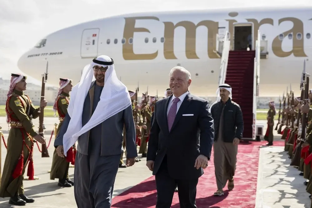 El rey de Jordania, Abdullah II (derecha), junto al presidente de Emiratos Árabes Unidos, Mohamed bin Zayed bin Sultan Al Nahyan, con quien se reunió el martes.