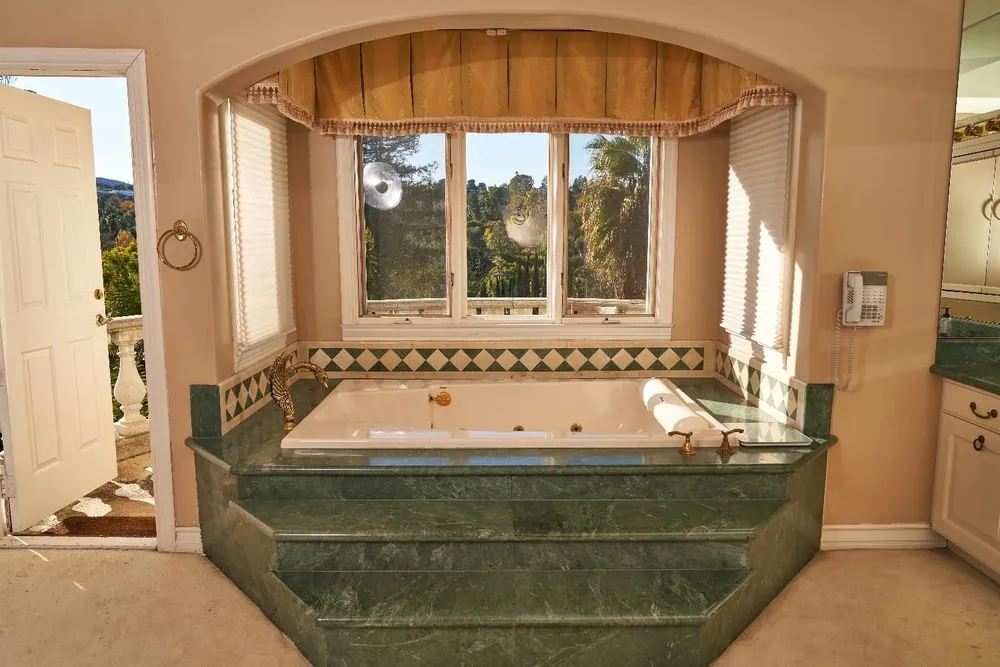 El baño de Hype House en Los Ángeles, el escenario de muchos videos de TikTok, el 27 de diciembre de 2019