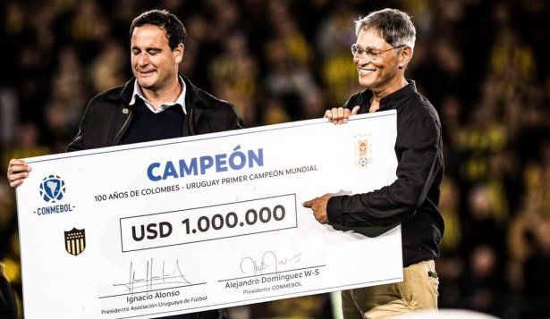 Eduardo Zaidensztat recibió el cheque por US$ 1 millón por el título de Peñarol campeón uruguayo 2024