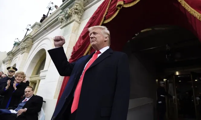Demandaron a Trump en una corte por violar la ley Ku Klux Klan