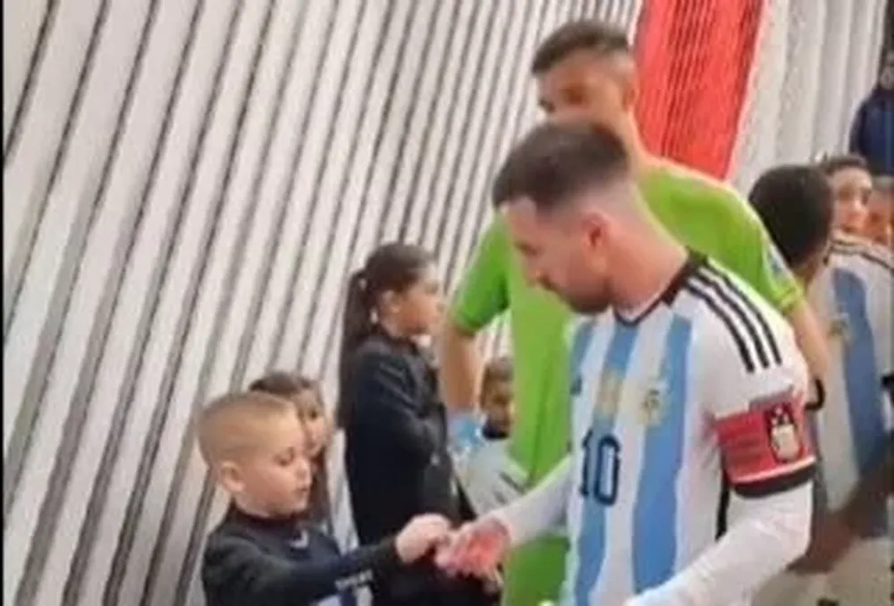 Messi, el niño y Dibu