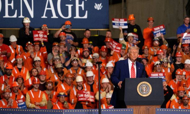 Trump durante su visita a la sede de US Steel en Pensilvania