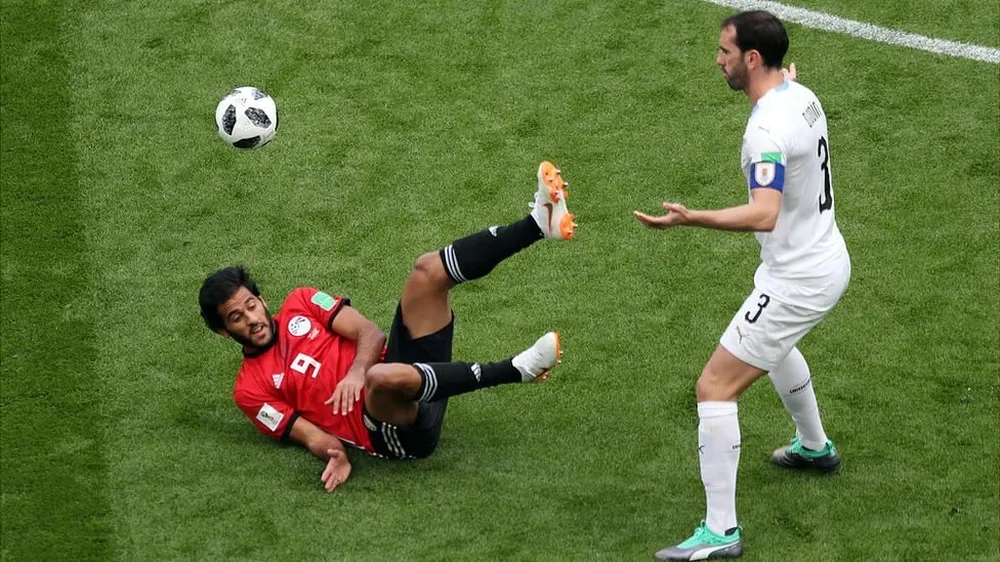 Diego Godín de Uruguay y Marwan Mohsen de Egipto durante el primer partido que ambas selecciones jugaron en Rusia 2018.