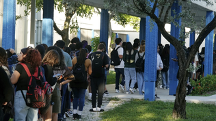 Estudiantes del condado de Broward hacen fila para pasar por detectores de metales antes de ingresar a la escuela