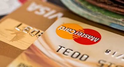 El acuerdo beneficiará a los clientes que operen con Mastercard y Visa.