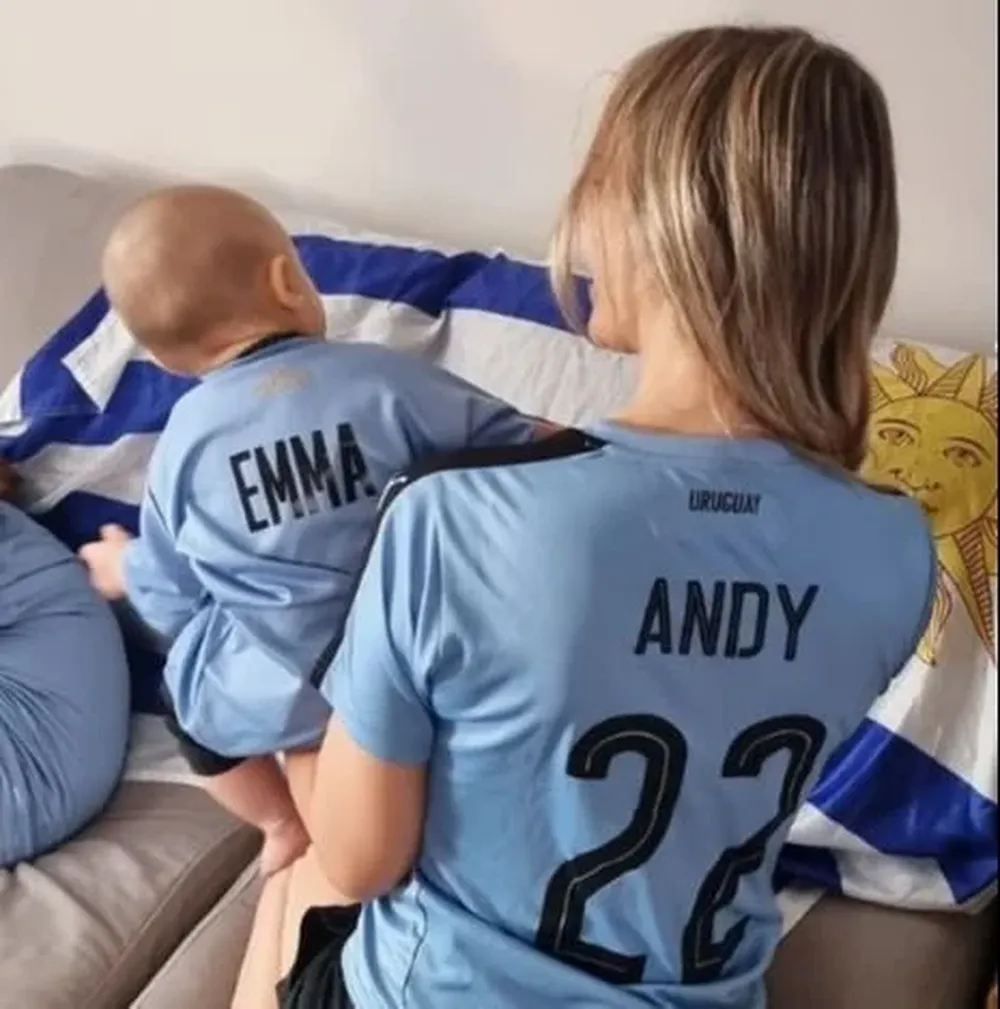 Andy Vila y su hija Emma alentando a la selección